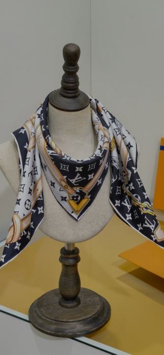 Eșarfe  Louis Vuitton, model 2026, 90x90cm, 100% mătase, preț fix