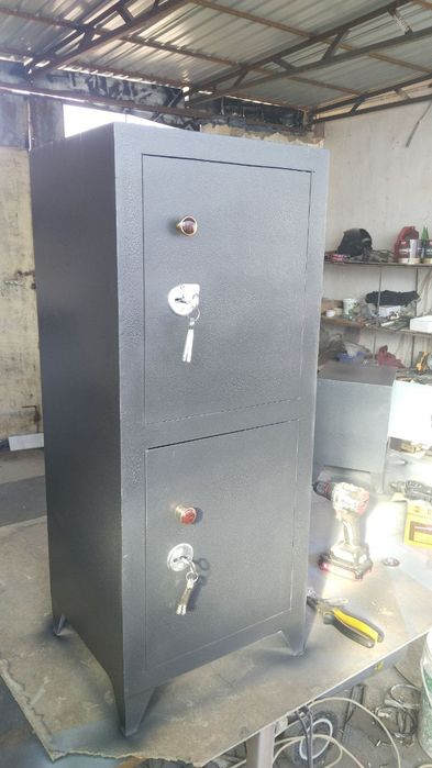 Сейфы. Хар хил турдаги ва размердаги сейфлар.