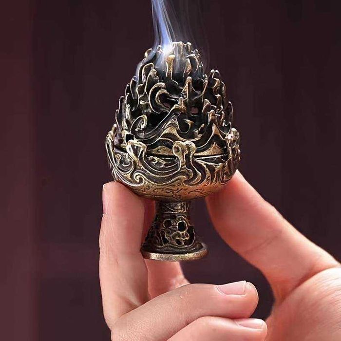 Candela 9­­ 7 cm plus 60 conuri 20 lei. Livrare gratis in Bucuresti la Bucur Obor, prin OLX la FANbox 10-15 lei.
