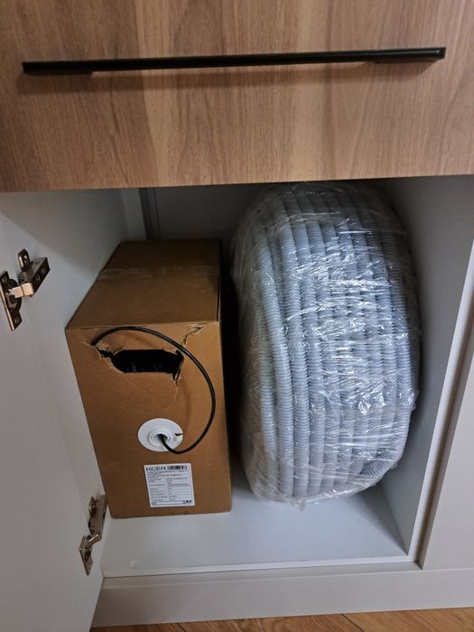 Пластиковая гофра и интернет-кабель