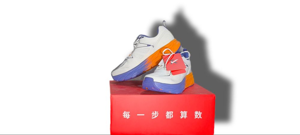 Женские спортивные кроссовки