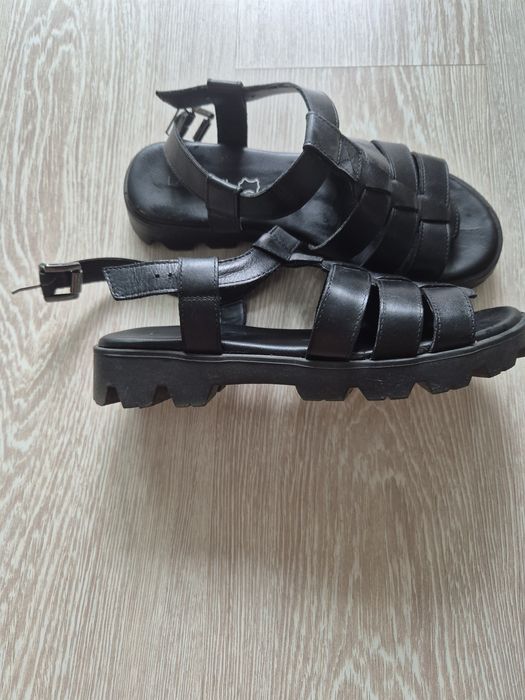 Sandale negre din piele