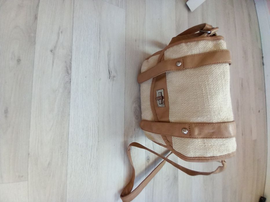 ДАМСКА ЧАНТА бежава с кафяви детайли