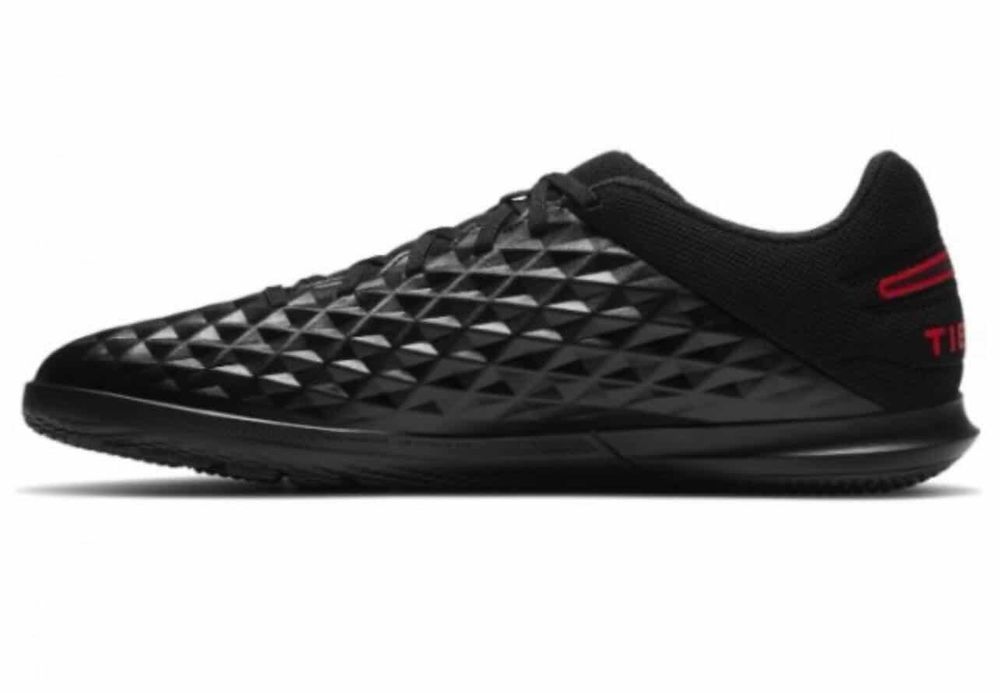 Продавам футболни обувки Nike Tiempo Legend 8 Club IC