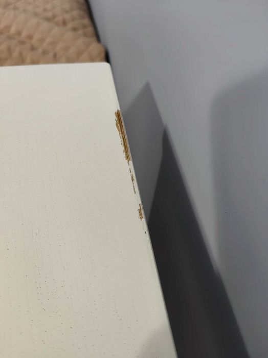 Дървена, бяла маса