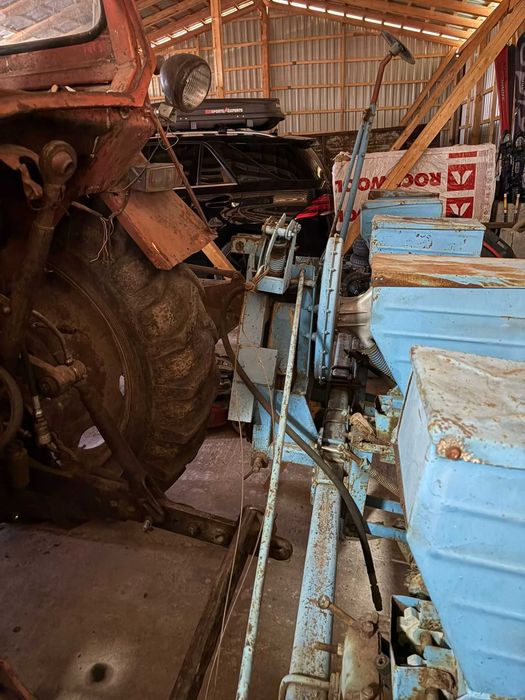 vând semănătoare prășitoare 6 rânduri, remorcă agricolă