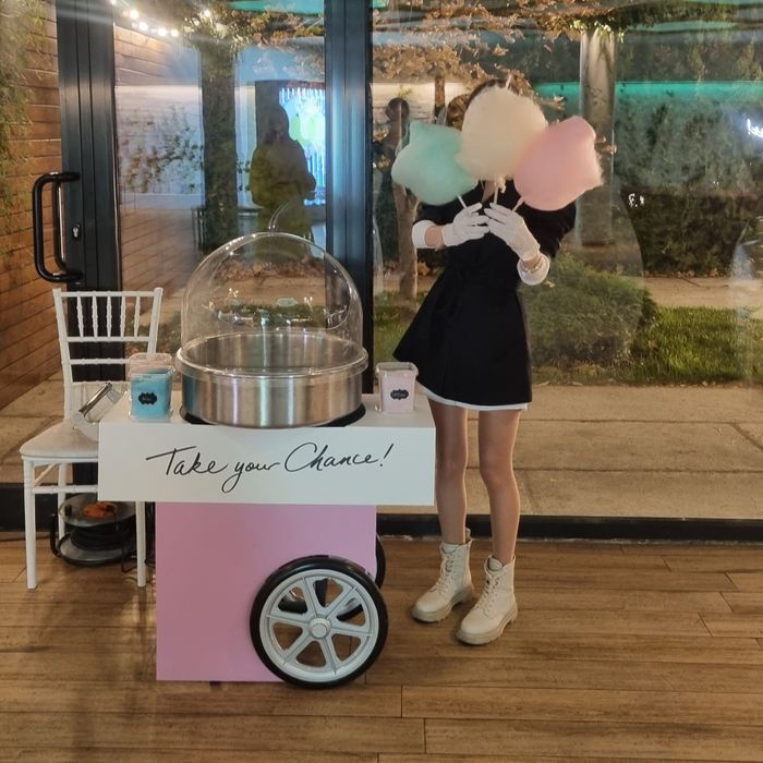 Vata de zahar la petreceri! Masina de vata pe bat de inchiriat.