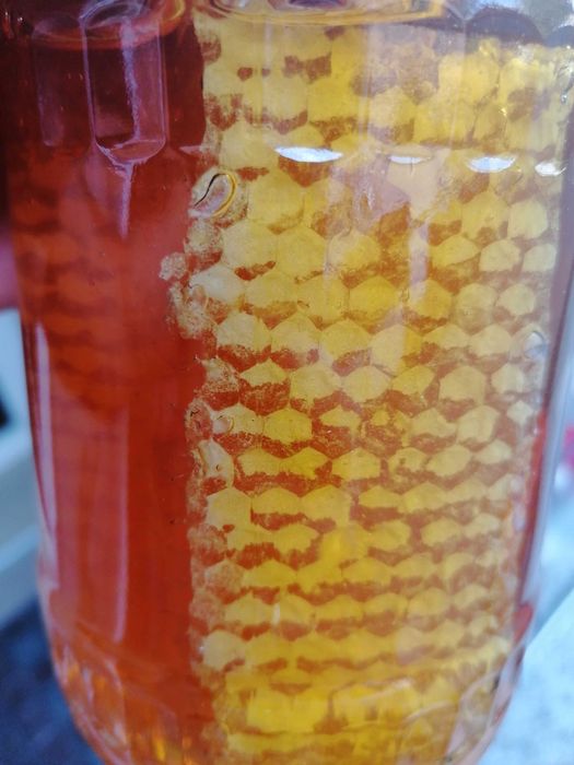 Пчелен мед с восък
