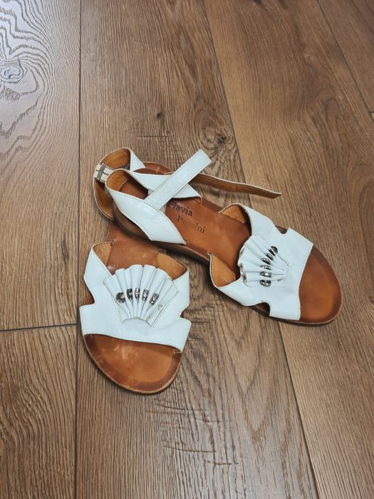 Sandale cu talpa joasă