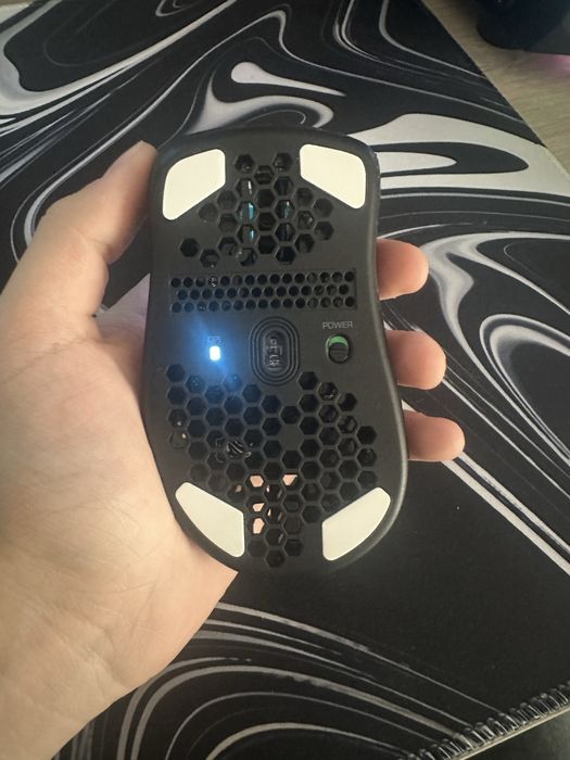 Vand un mouse glorious model D wireless