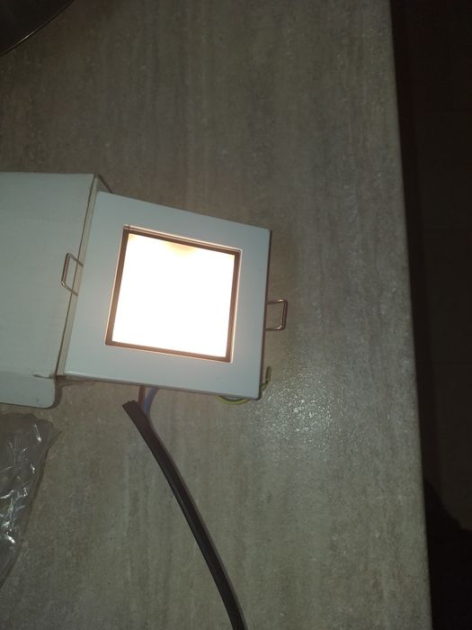 Vînd spoturi cu bec g4,intrerupator led,prize...