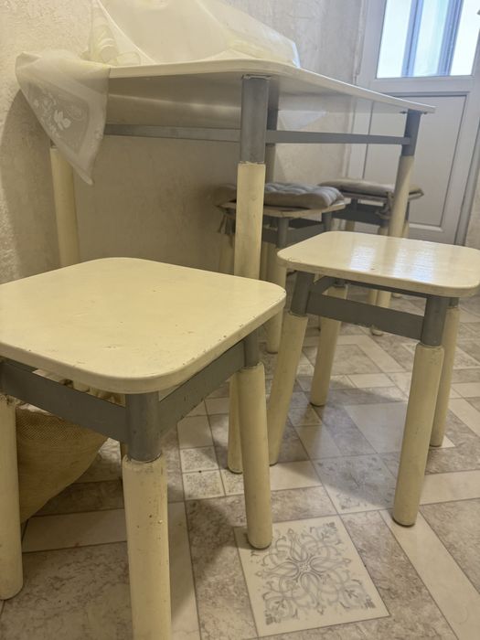 Стол и табуретки