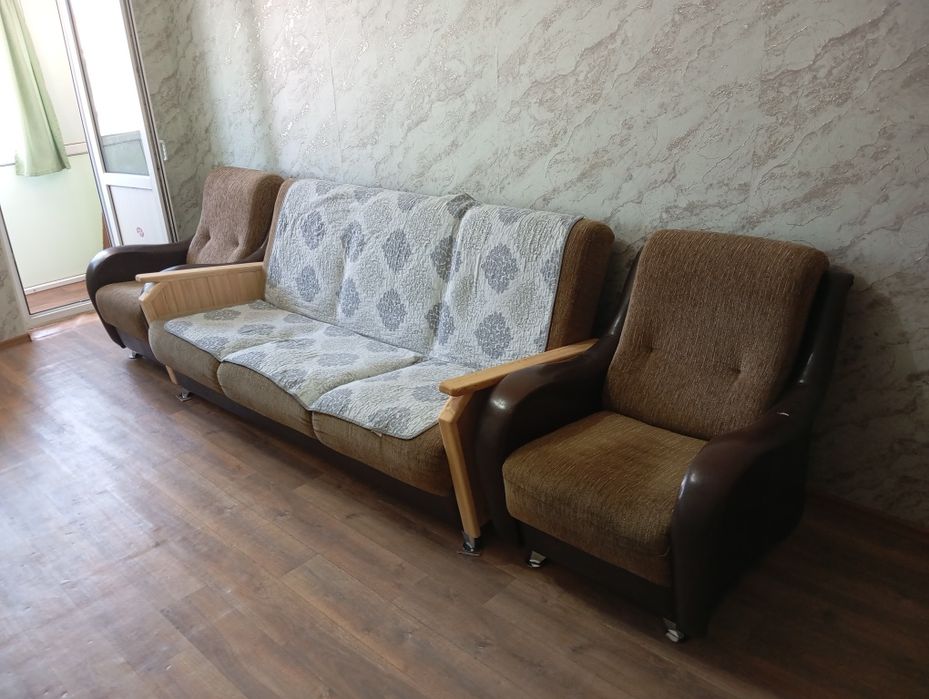 Продам диван с двумя креслами