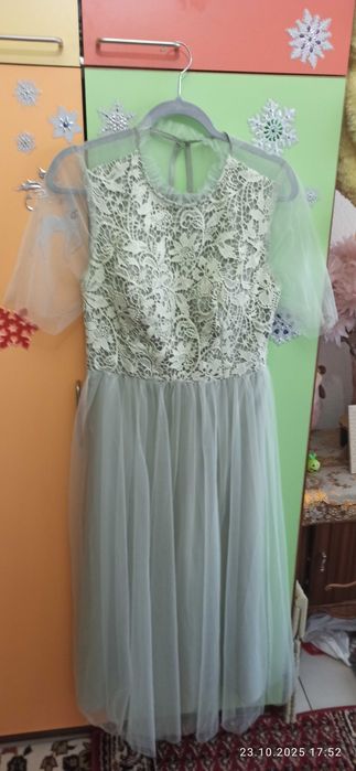 Продават се нови рокли.