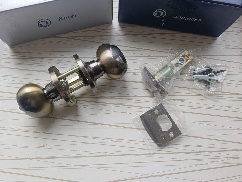 Дверные ручки с замком.