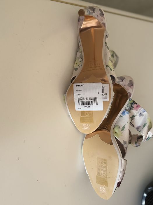 Papuci cu toc ted baker