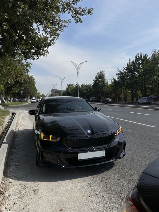 Продается оригинальная решётка BMW G60 / i5