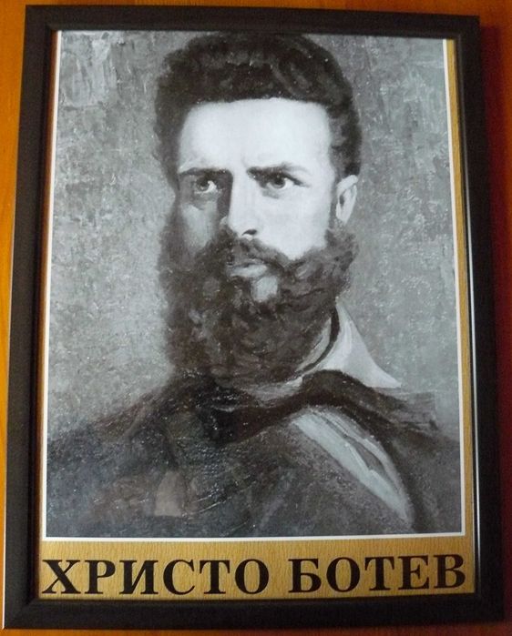 Портрети на Левски, Ботев, Бенковски, Раковски и други