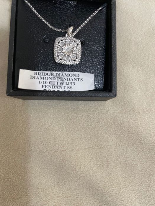 Lanț din argint cu medalion în care sunt încrustate diamante mici