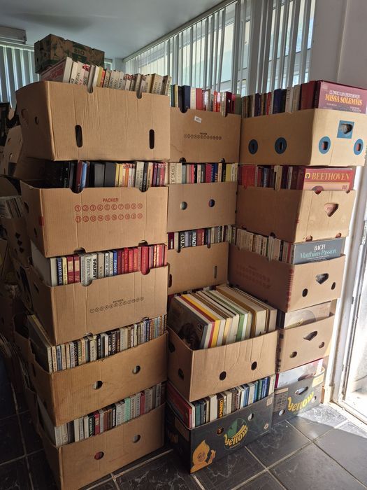 Vând un lot format din 200 de discuri de vinil cu muzică clasică
