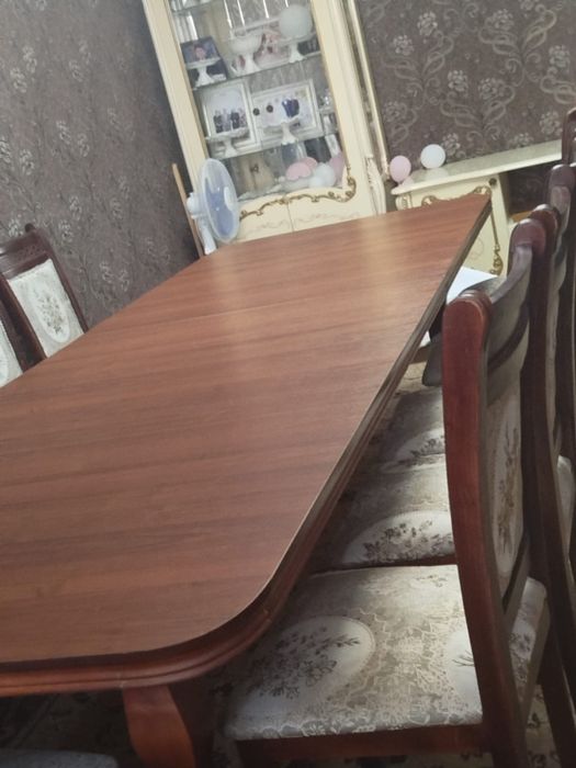 Стол и стулья продам недорого