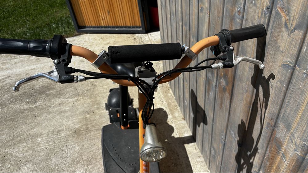 Trotineta electrica cu scaun