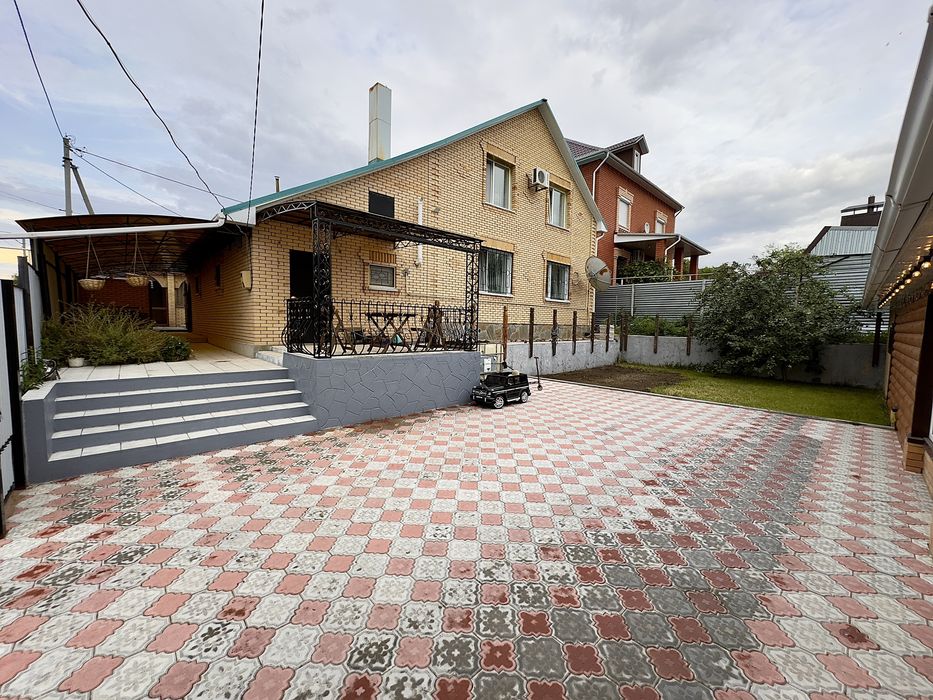 Дом 2 этажа, баня, бассейн, гараж.