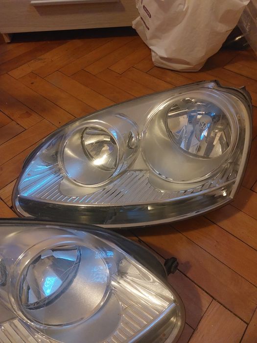 Vând 2 faruri vw golf5