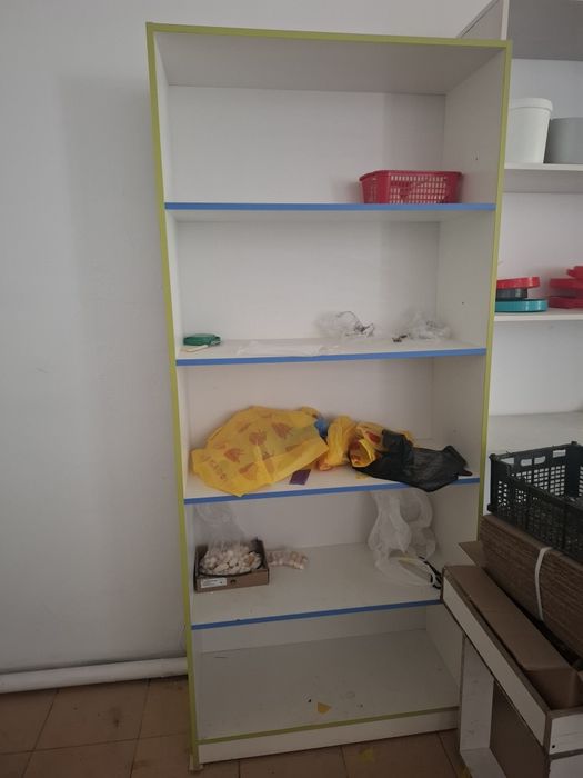 Полки магазина почти новые