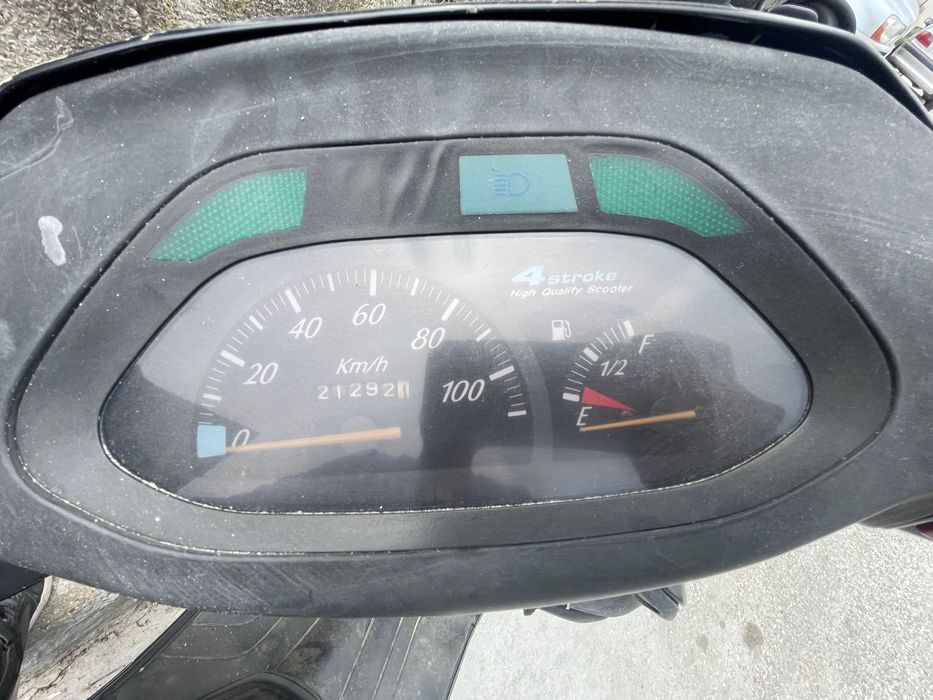 Стари скутери палят и вървят