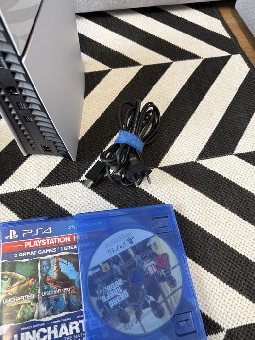 КАТО НОВ Play Station 5 Slim Diac с 1 джоестик  и 4 игри