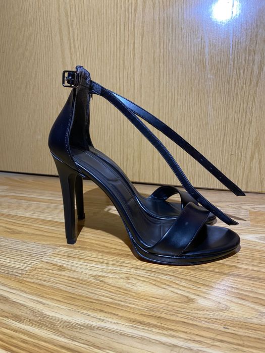 Черни сандали на ток