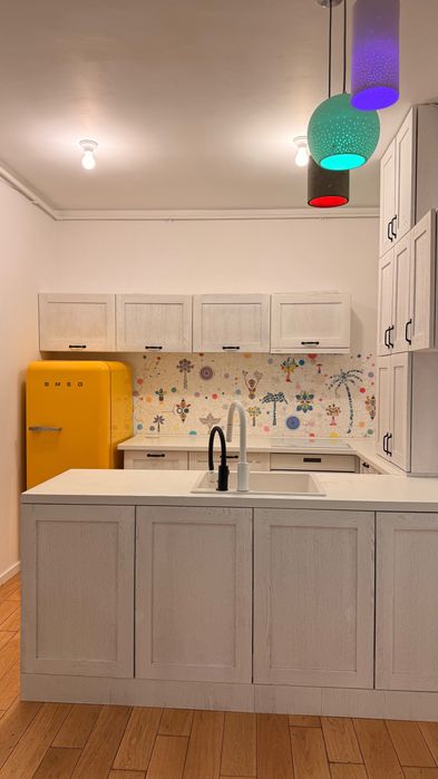 Bucatarie forma de U complet utilata și bine întreținută