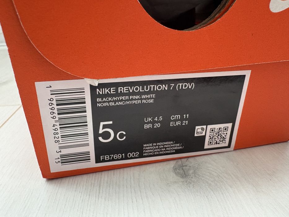 Маратонки Nike Revolution 7
