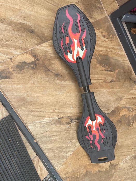 Skateboard pe două roți cu flăcări (Ripstik)