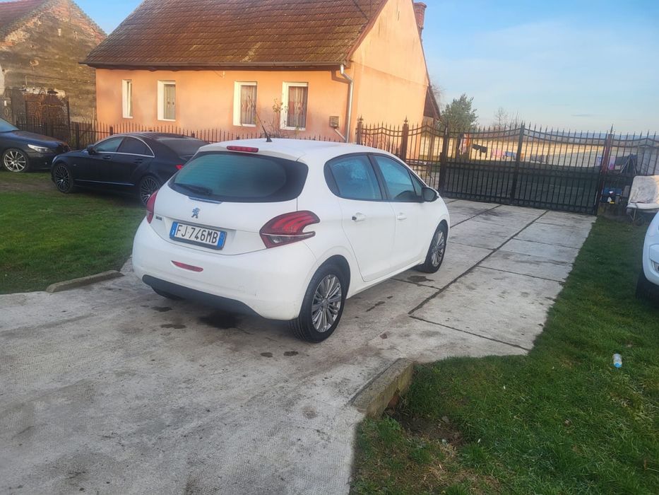 Vand sau schimb Peugout 208 an 2017