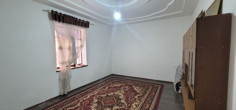 Uy Sotiladi 2 qavatdan iborat 8 sotix hamma sharoitlar mavjud