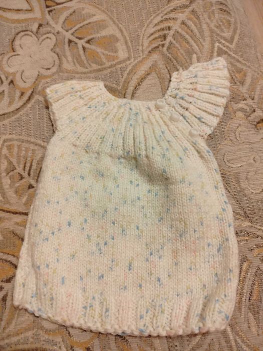 Детски ръчно плетени жилетки и елеци