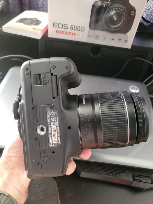 Зеркальный фотоаппарат Canon