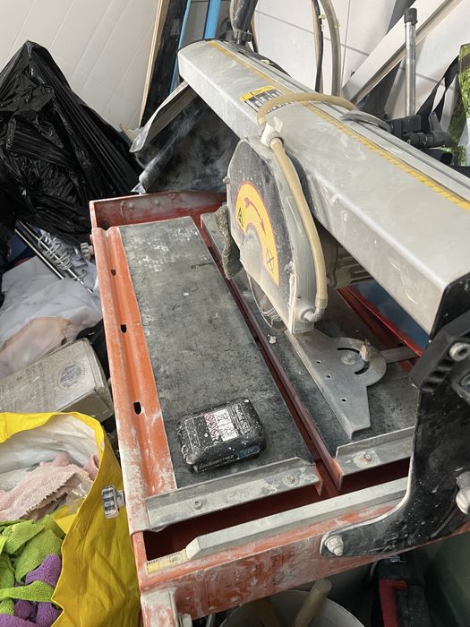 mașină electrică profesională de tăiat gresie și faianță Battipav VIP 260.