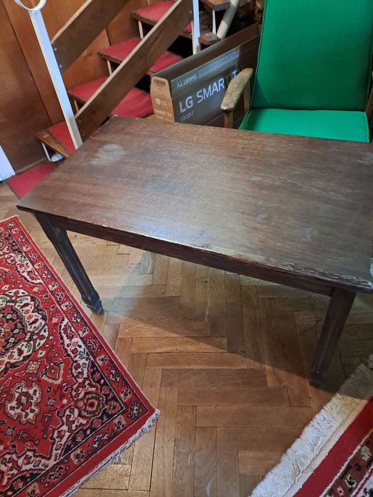 Scaune, masuță, de toate.