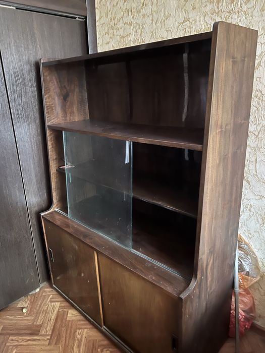 Одноместная кровать и два шкафа