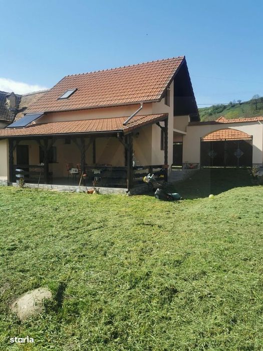 Casa individuala cu garaj 60 mp si teren+gradina 2650 mp in Porumbacu