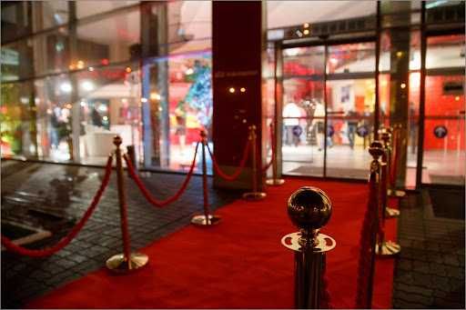 Ограничительные стойки в аренду/продажу для мероприятий