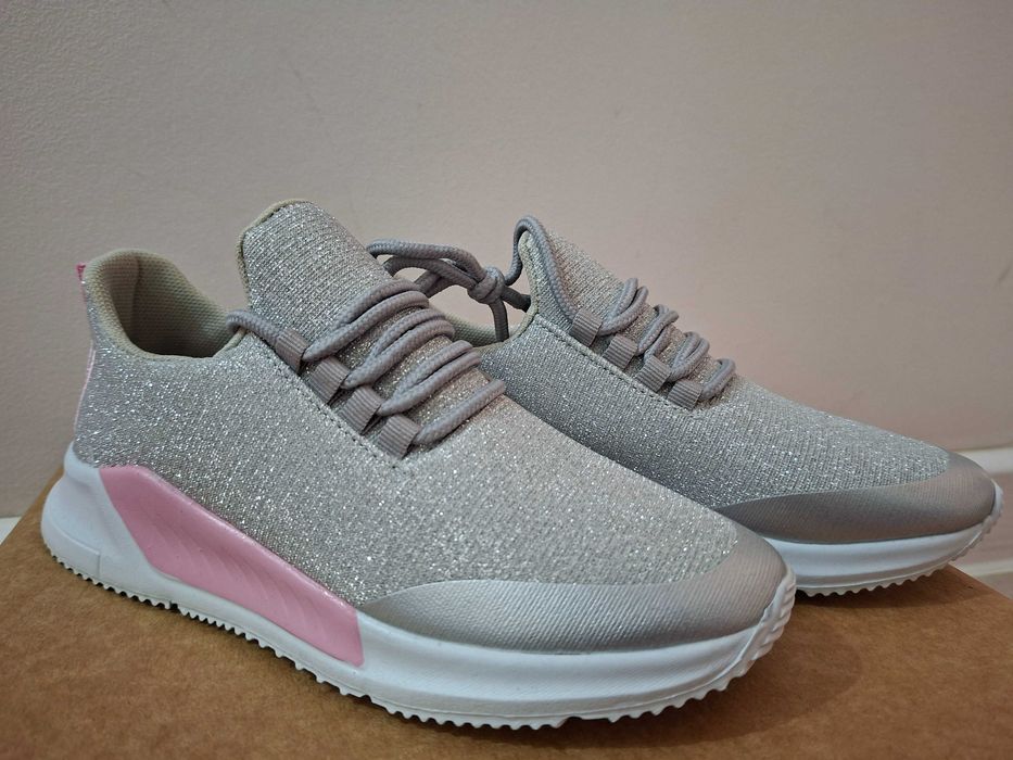 Adidași noi pentru fete nr. 33