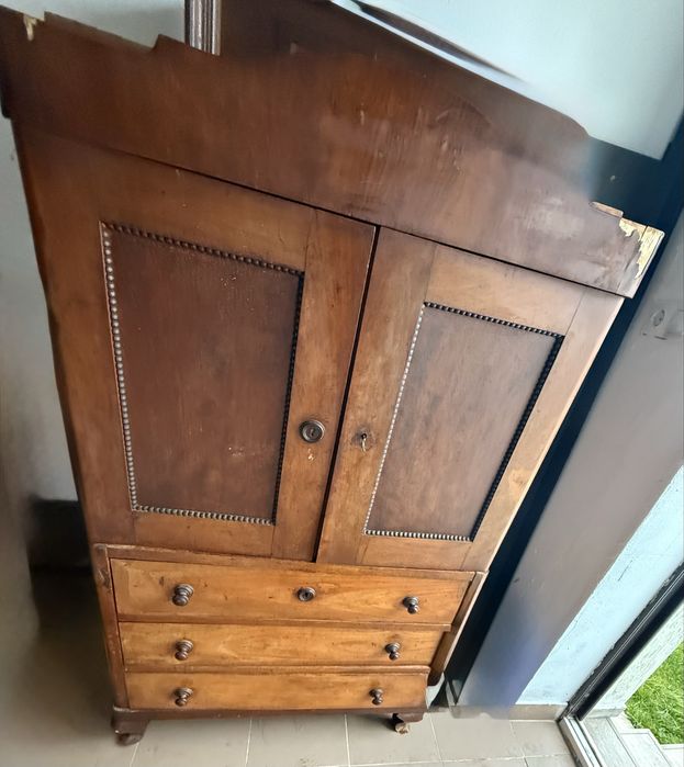 Dulap vechi din lemn .