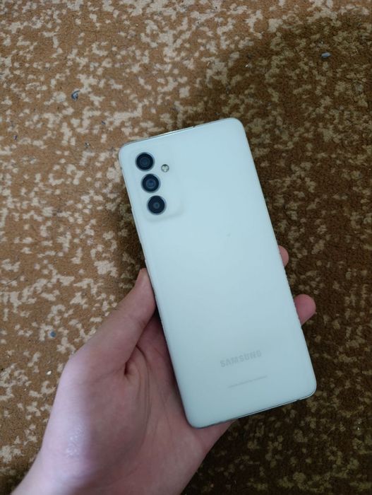 Iphone 15 pro va Samsung a82