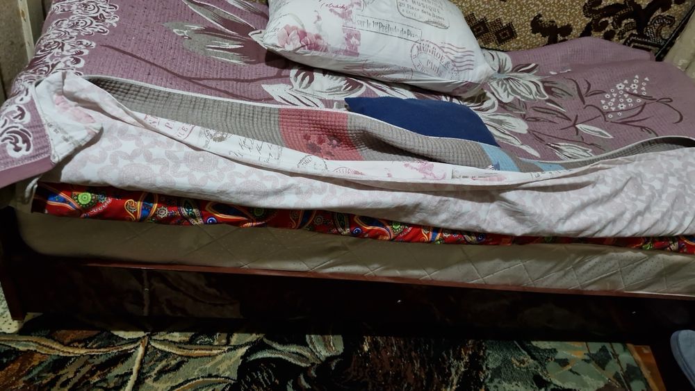 Кровать без матраса