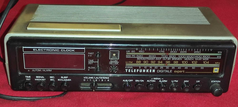 Aparat radio -TELEFUNKEN digital expert din 1974 - il vind ca defect - se aprinde