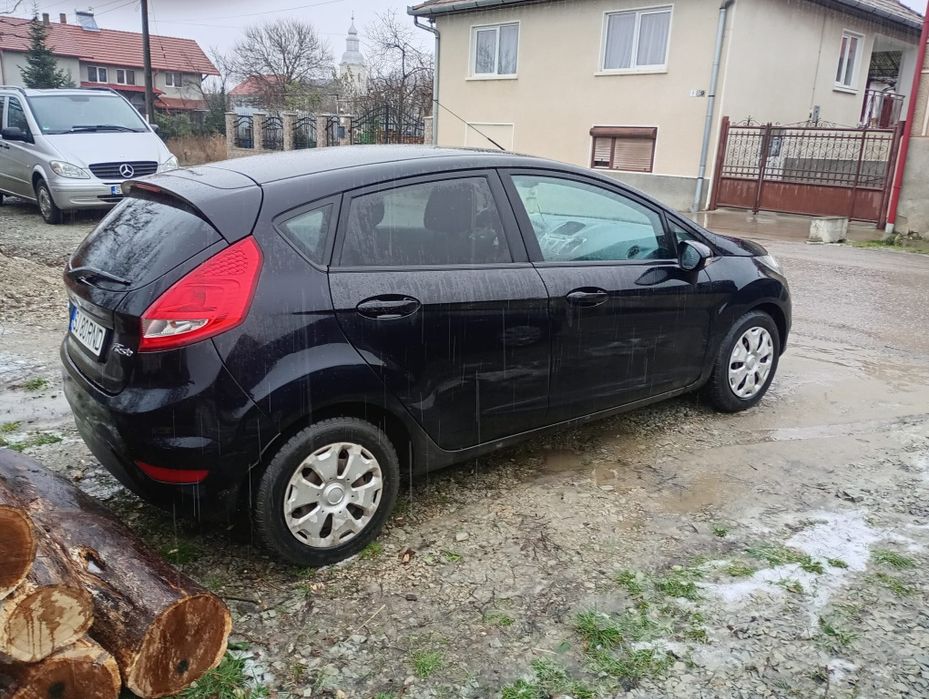 Vând Ford Fiesta 2010